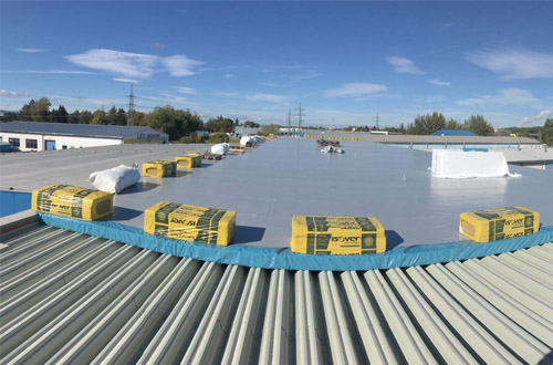 Hlavní faktory a výhody zateplení plochých střech